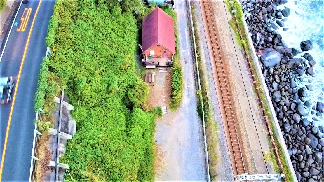 静岡県 東伊豆のコテージ｜オーシャンフロントログハウス　フリージアⅡの写真：海と線路と山