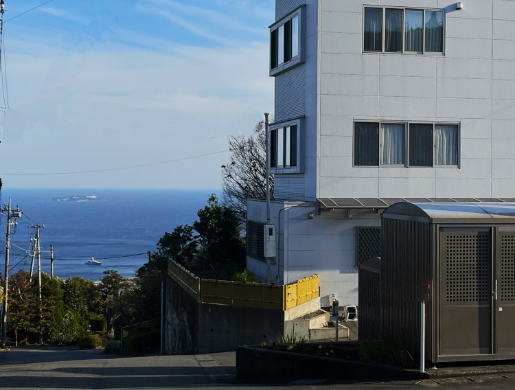 静岡県 熱海の貸別荘・コテージ｜ガーデンテラスにバレルサウナ＋Wジャグジー　チヨックス西熱海の写真：青い海を望みます
