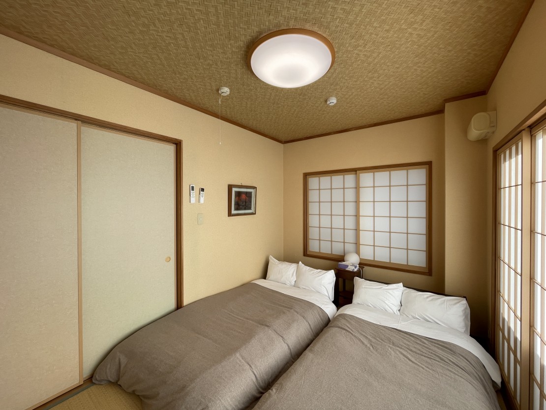 静岡県 熱海のコテージ｜ガーデンテラスにバレルサウナ＋Wジャグジー　チヨックス西熱海の写真：2F客室（タタミルーム）シングル2台