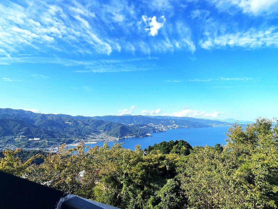 静岡県 熱海のコテージ｜熱海駅から車で約10分、ガーデン屋根付きBBQ場の大型コテージ　ハーバービュー熱海の写真：ダイニング