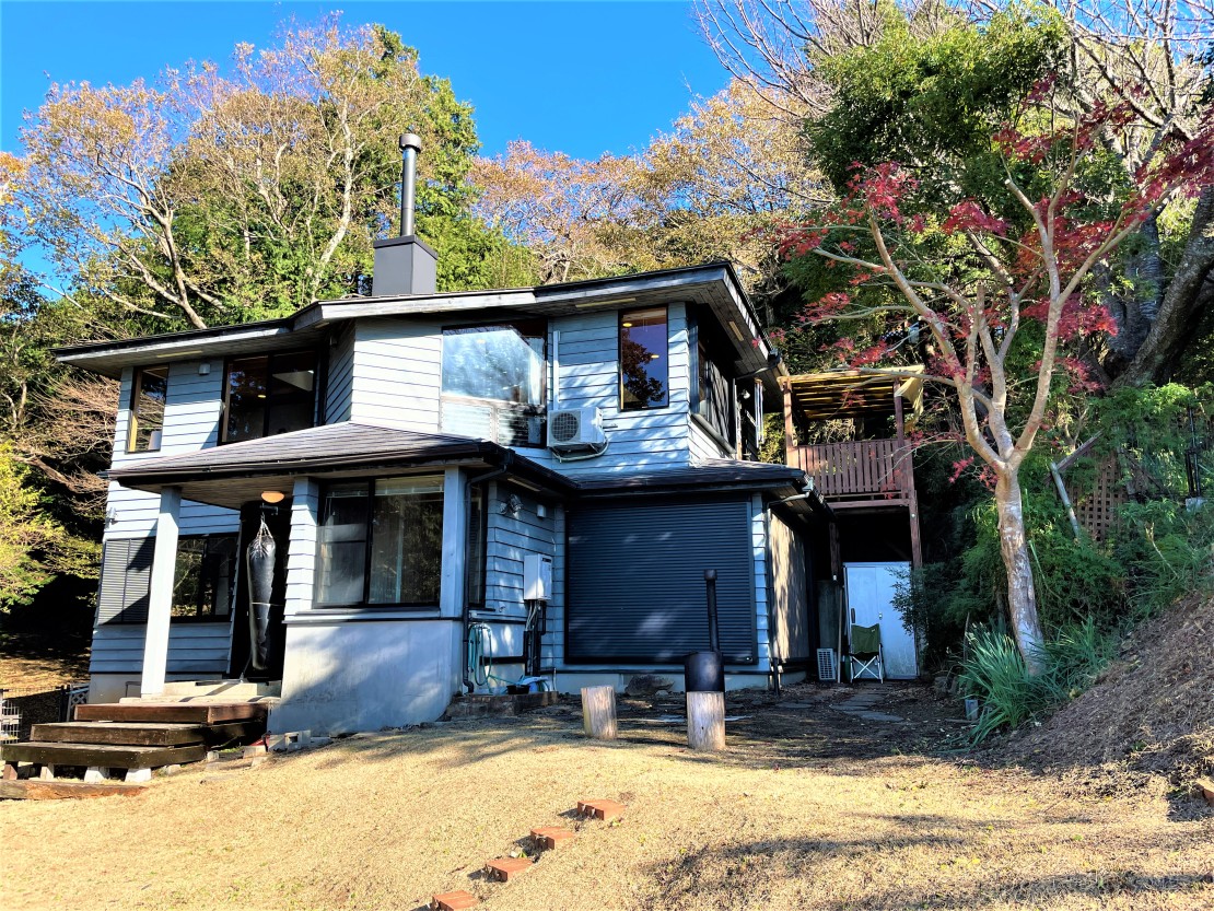 海と山に囲まれたhidden cottage　SAVANAQ【3879】｜静岡県・西伊豆｜外観、芝生の庭