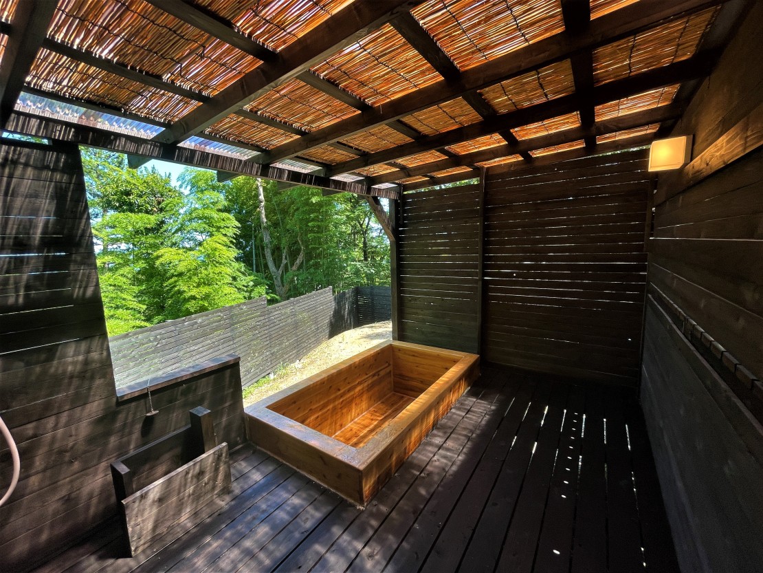 静岡県のコテージ・貸別荘｜露天風呂からドックランを眺めるコテージ　伊豆フィールドワンHG