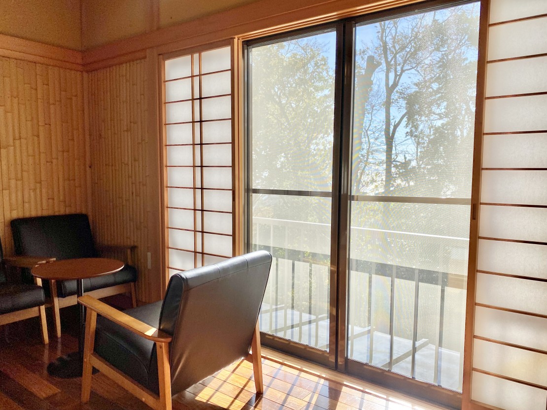 露天風呂からドックランを眺めるコテージ　伊豆フィールドワンHG｜静岡県・伊豆高原｜緑の景色を望みます。2F