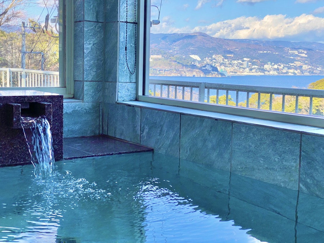 静岡県 熱海の貸別荘・コテージ｜IZU SURF 33の写真：伊豆石の浴槽（温泉）