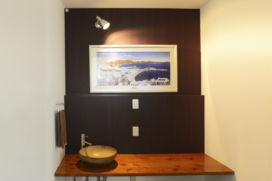 静岡県 熱海のコテージ｜熱海の夜景一望　ブランの写真：トイレ前手洗い場、ホール。