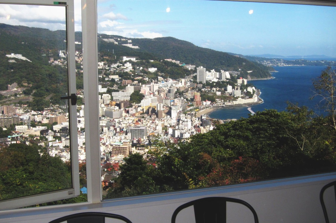 静岡県 熱海の貸別荘・コテージ｜ブランの写真｜展望窓からの昼の眺め。