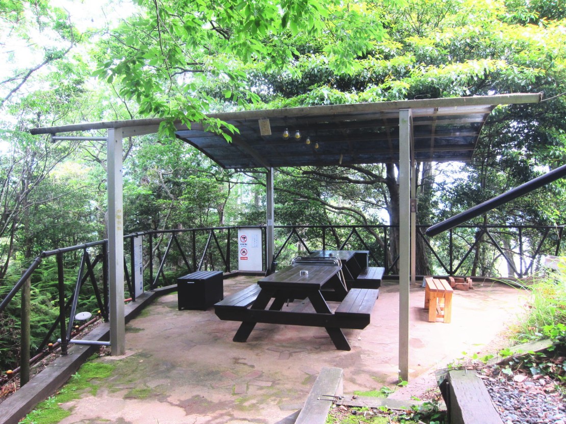 静岡県 熱海の貸別荘・コテージ｜ブランの写真｜屋根・照明付きのバーベキューコーナー。緑に囲まれた人目につかないプライベート空間です。