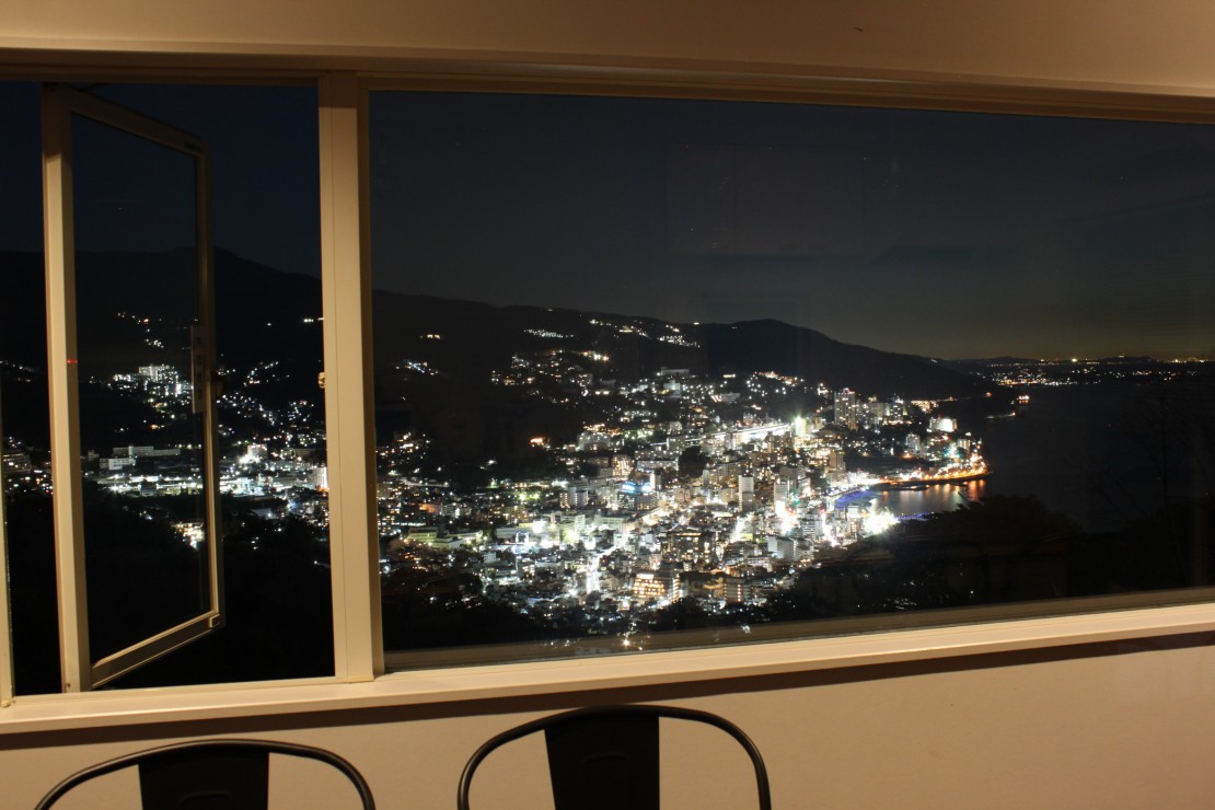 静岡県 熱海のコテージ｜熱海の夜景一望　ブランの写真：展望窓からの夜景。日本夜景100選に選ばれた熱海城の夜景を別の角度から望む希少な立地です。
