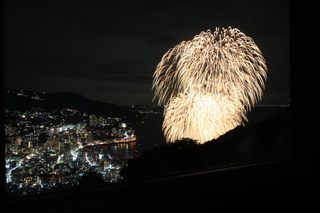 静岡県 熱海のコテージ｜ブランの写真：熱海海上花火大会も、夜景と同時にご覧いただけます。