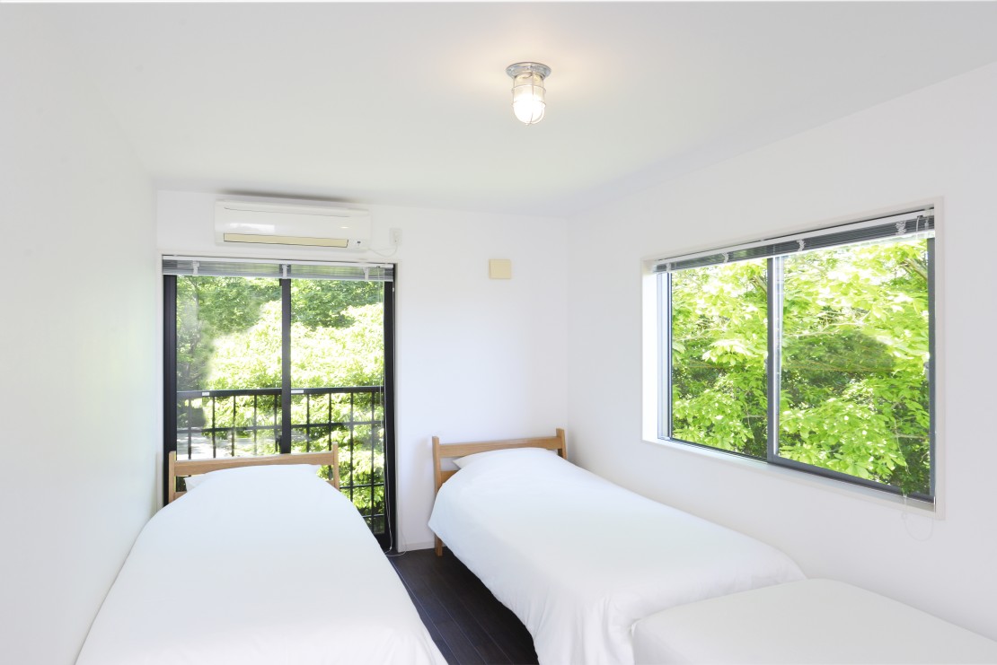 静岡県 熱海の貸別荘・コテージ｜ブランの写真：ベッドルーム。同じ部屋が2室あります。ベッドは1室につき、3台ずつあります。