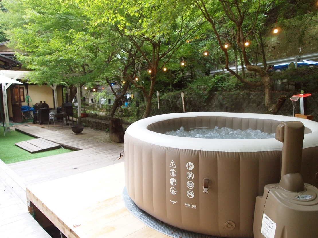京都府 祇園・東山・北白川周辺のグランピング｜ZAC山荘の写真：ブクブクお風呂（お湯）のジャグジーは春や秋に最適！　水着をご持参ください。