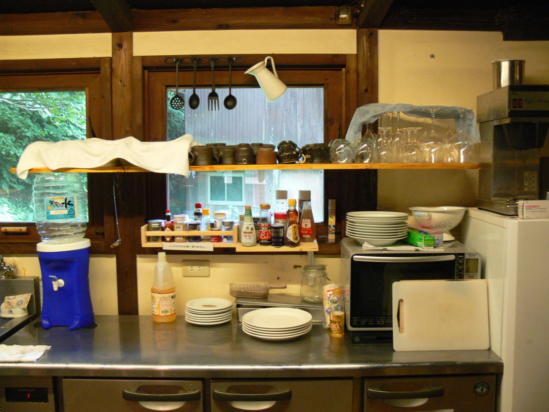 京都府 祇園・東山・北白川周辺のグランピング｜ZAC山荘の写真：室内にもキッチンがあるので急な雨でも安心　※食材・調味料・飲料は持参ください