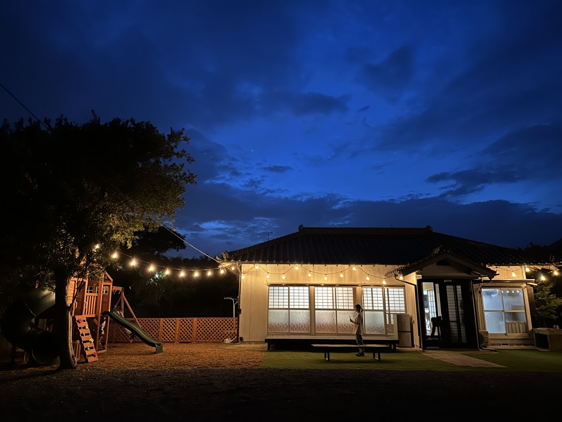 千葉県 九十九里・銚子の貸別荘・コテージ｜古民家　七福の写真：夜はライトアップして最高の雰囲気になります。夜空も綺麗です。