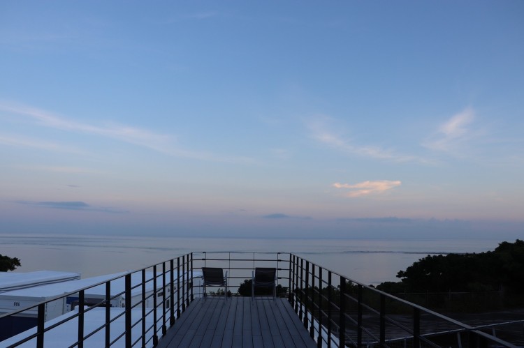 沖縄県 南部のグランピング｜Glory island okinawa Yabusachi Resortの写真：Sky Rooftop Roomの屋上テラス