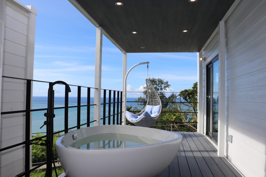 沖縄県 南部のグランピング｜Glory island okinawa Yabusachi Resortの写真｜Ocean Window Room-テラス【アウトバス・スウィングチェア】