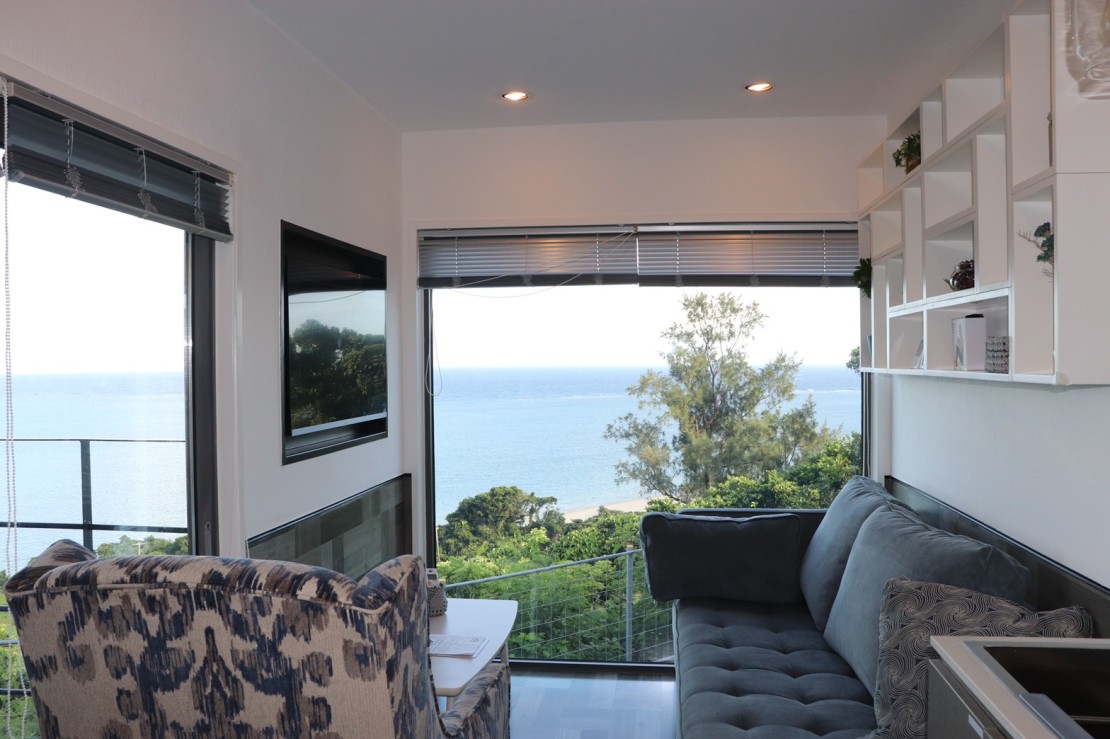 沖縄県 南部のグランピング｜Glory island okinawa Yabusachi Resortの写真：Ocean Window Room-リビング・ベッドルーム1【ソファ・テーブル・薄型テレビ】