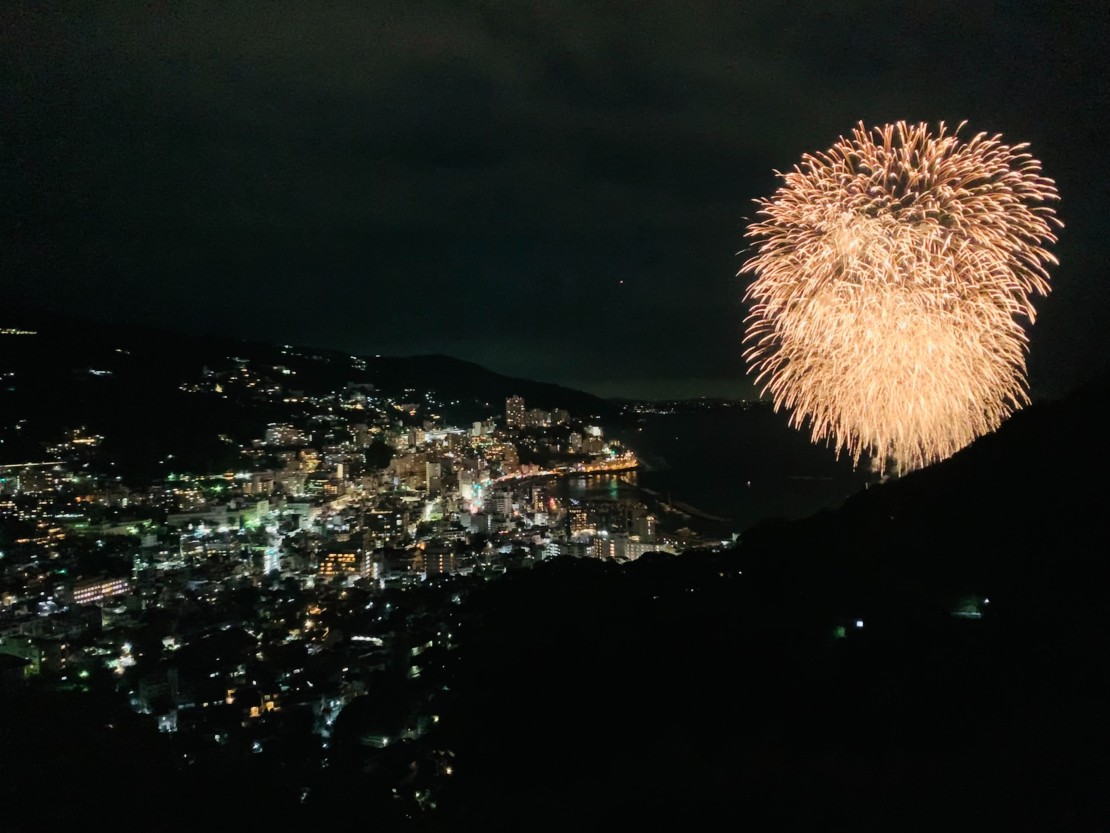 静岡県 熱海のコテージ｜熱海天海ヴィラ/ Atami Tenkai Villaの写真：熱海の夜景と花火大会を一望できます