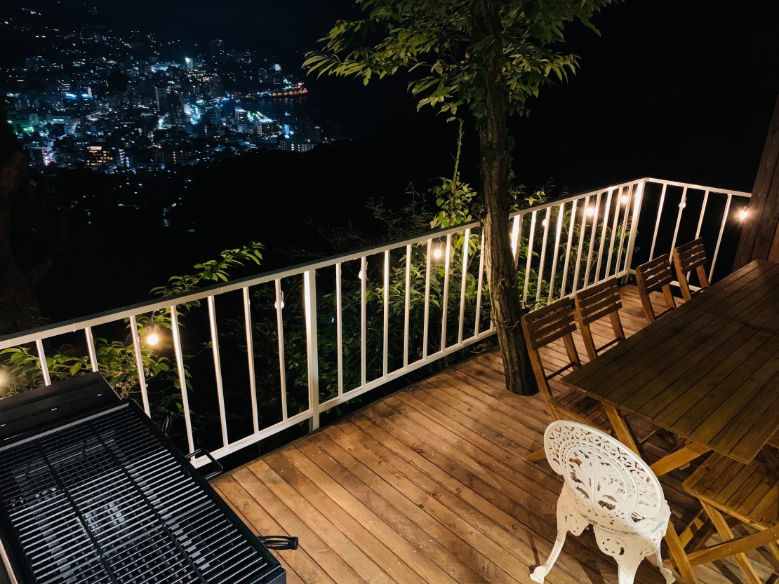 静岡県 熱海のコテージ｜熱海天海ヴィラ/ Atami Tenkai Villaの写真：熱海の街並みを見ながらBBQ夕食を