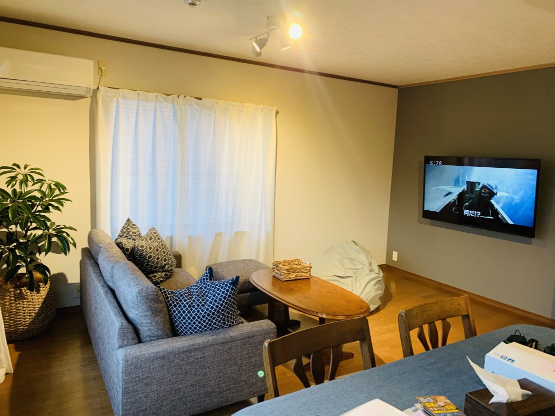 静岡県 熱海のコテージ｜熱海天海ヴィラ/ Atami Tenkai Villaの写真：60インチテレビとヨギボーも完備
