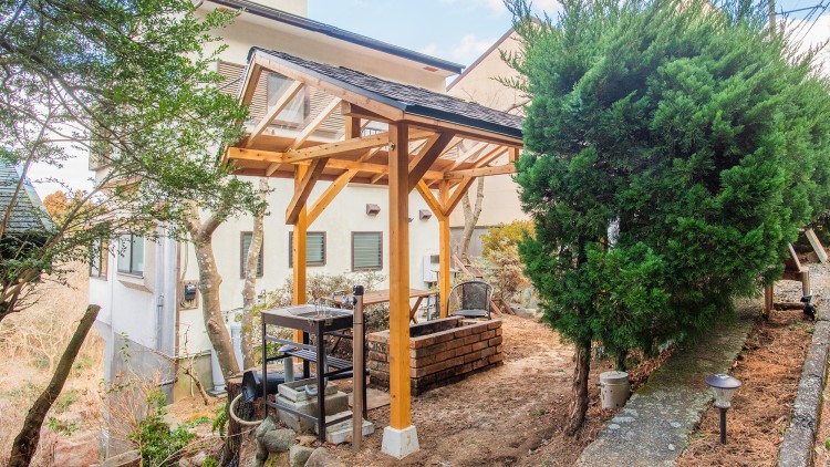 静岡県 熱海のコテージ｜貸別荘シエスタの写真：お庭で屋根付バーベキュー
