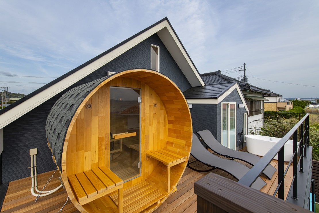 Dog Villa SAMPO(ドッグ ヴィラ サンポ)|千葉県・館山・南房総|2階バルコニー
バレルサウナ・水風呂・サンラウンジャー