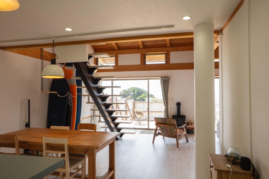 千葉県 勝浦・鴨川のコテージ｜Sea Garden KAMOGAWAの写真：キッチン、リビング、2階寝室へは空中階段で