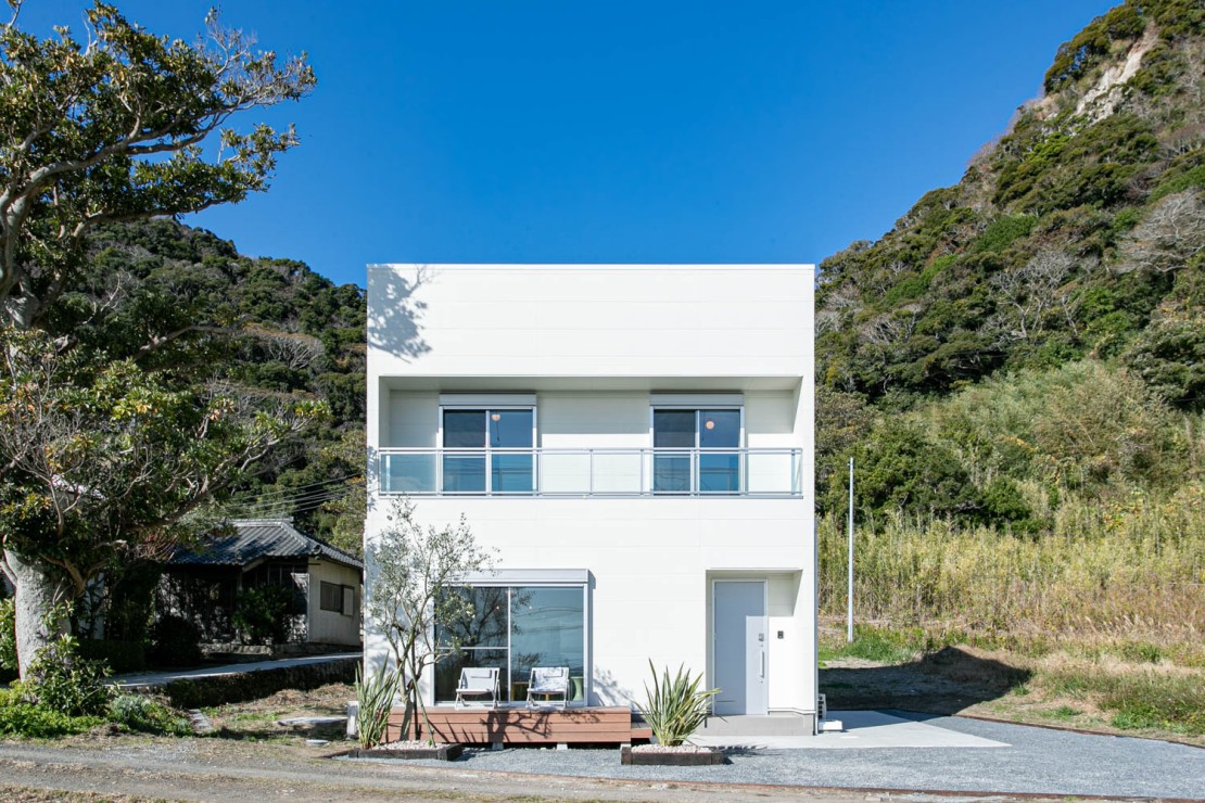 千葉県 勝浦・鴨川の貸別荘・コテージ｜tetoの写真：teto外観。海と空に映える白い建物です。