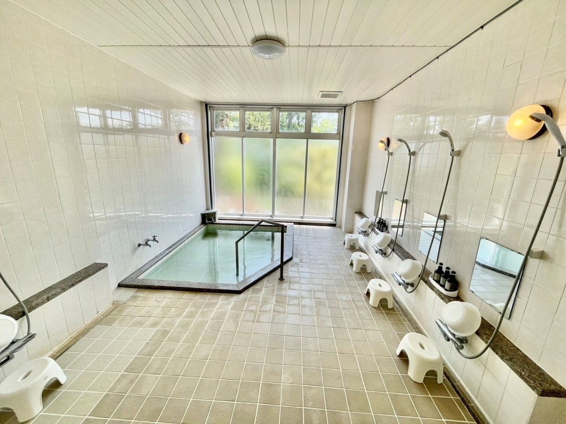 ISOLA伊豆高原｜静岡県・伊東・宇佐美・川奈｜天然温泉　小室の湯。内鍵がありますので、貸切風呂としてもご利用いただけます。