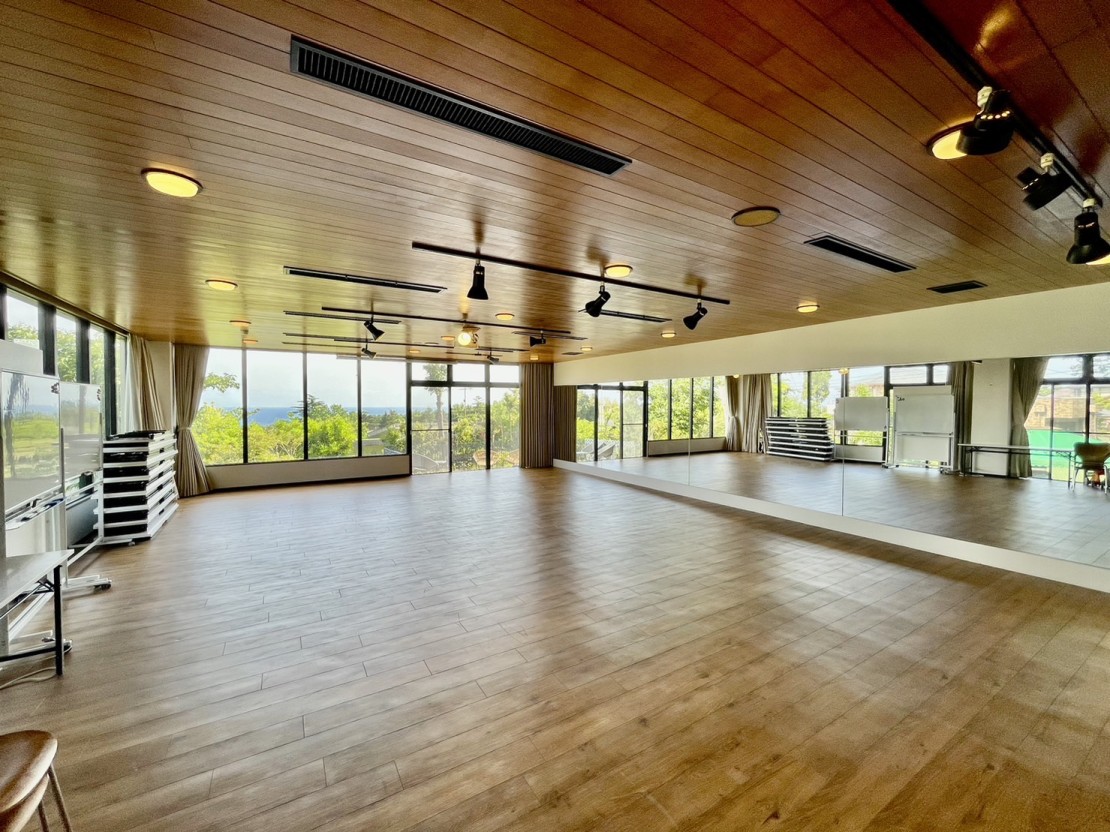 静岡県 伊東・宇佐美・川奈の貸別荘・コテージ｜ISOLA伊豆高原の写真：100平米ある広々としたスタジオでは研修会や会議など、様々な用途でご利用いただけます。