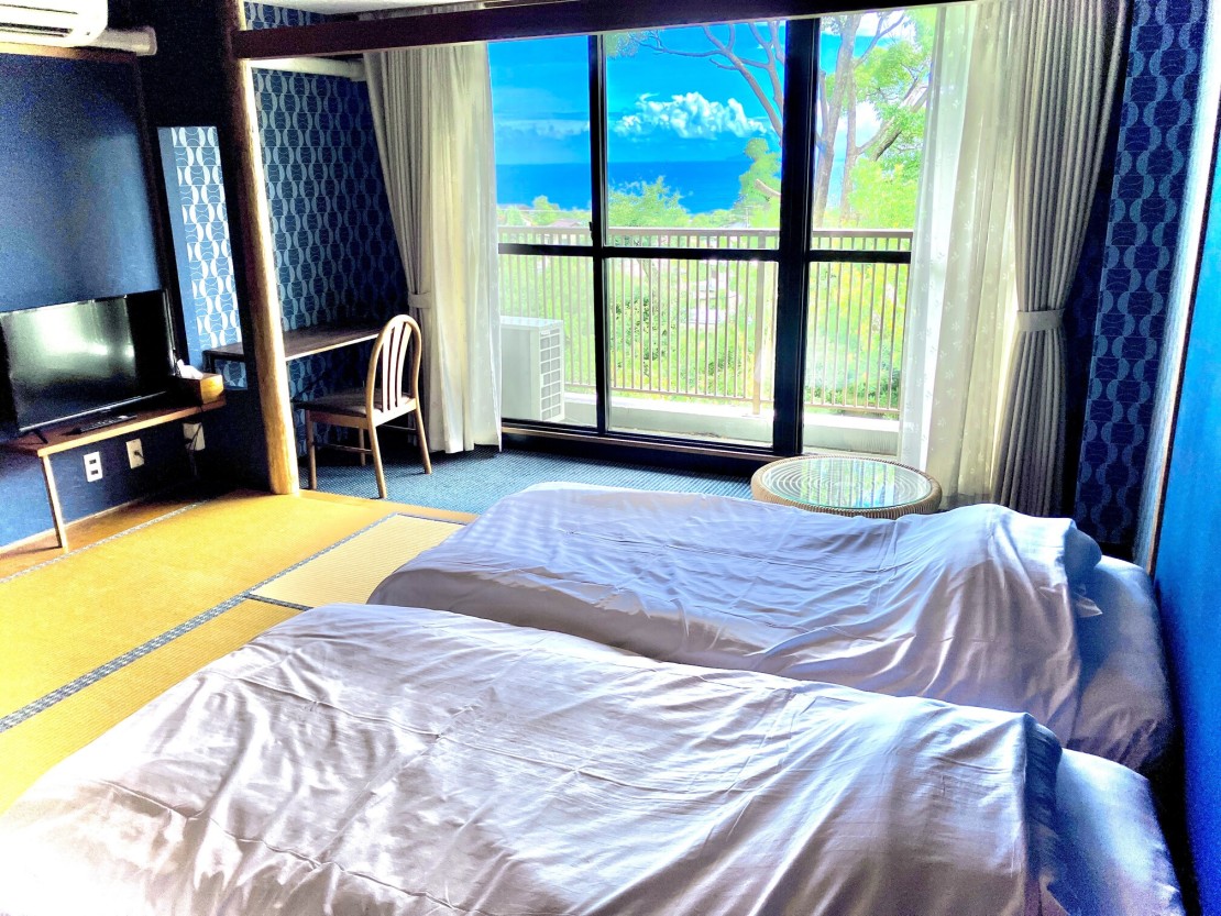 静岡県 伊東・宇佐美・川奈のコテージ｜ISOLA伊豆高原の写真：最大４名で泊まれるお部屋です。窓から見える海がとてもキレイですね。
最大18室ご利用可能ですので大人数でも安心です。