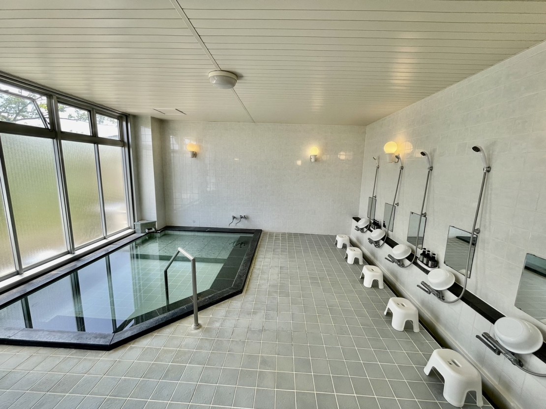 静岡県 伊東・宇佐美・川奈の貸別荘・コテージ｜ISOLA伊豆高原の写真：天然温泉　大室の湯。内鍵がありますので、貸切風呂としてもご利用いただけます。