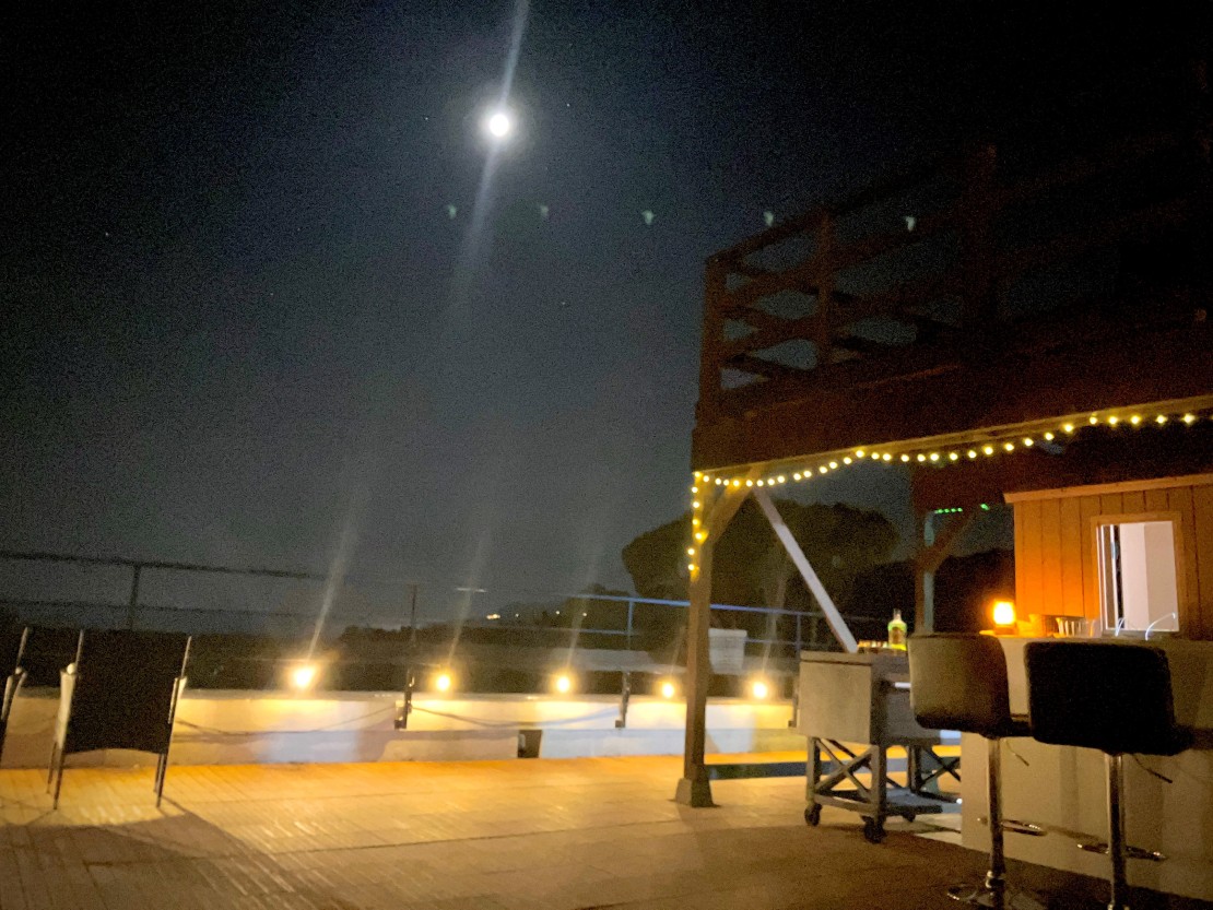 静岡県 伊東・宇佐美・川奈の貸別荘・コテージ｜ISOLA伊豆高原の写真：夜は星空をご覧いただきながらご歓談頂けます。生ビールサーバーも近くにございますので、お時間の許す限り伊豆の星空をご堪能くださいませ。