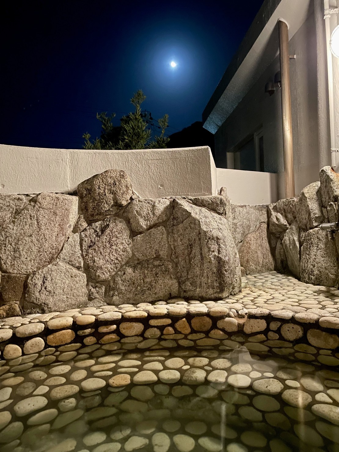 和歌山県 勝浦・串本・すさみのコテージ｜八角屋根の家太地の写真：露天風呂月を眺めながらリラックス。