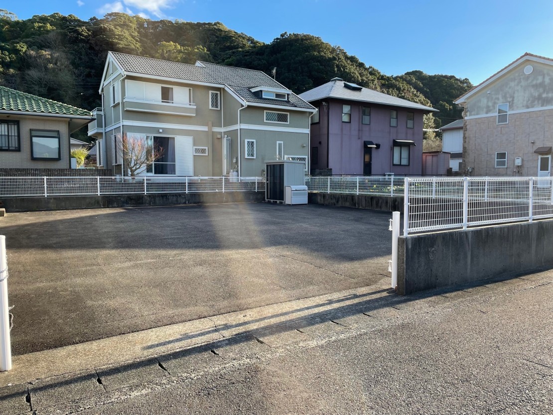 和歌山県 勝浦・串本・すさみのコテージ｜八角屋根の家太地の写真：駐車場。10台停車可能。無料です。