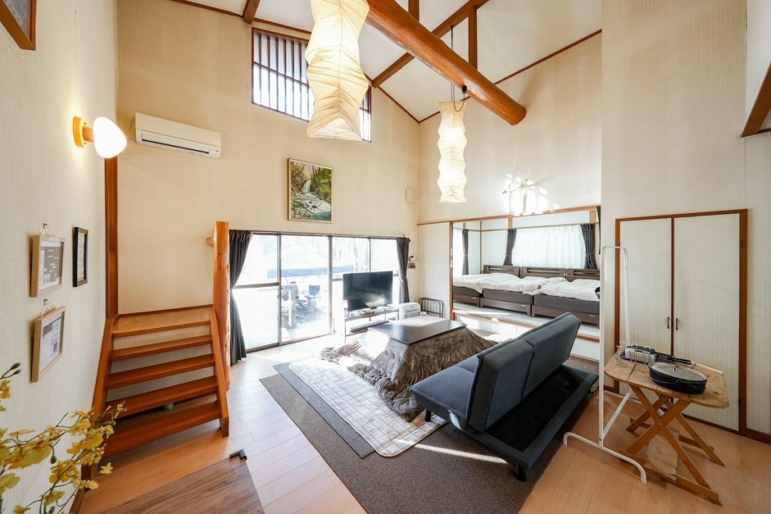群馬県 万座・嬬恋・北軽井沢のコテージ｜アウトドア貸切別荘北軽井沢Ⅰの写真：2つ目の寝室、シングルが2台あります