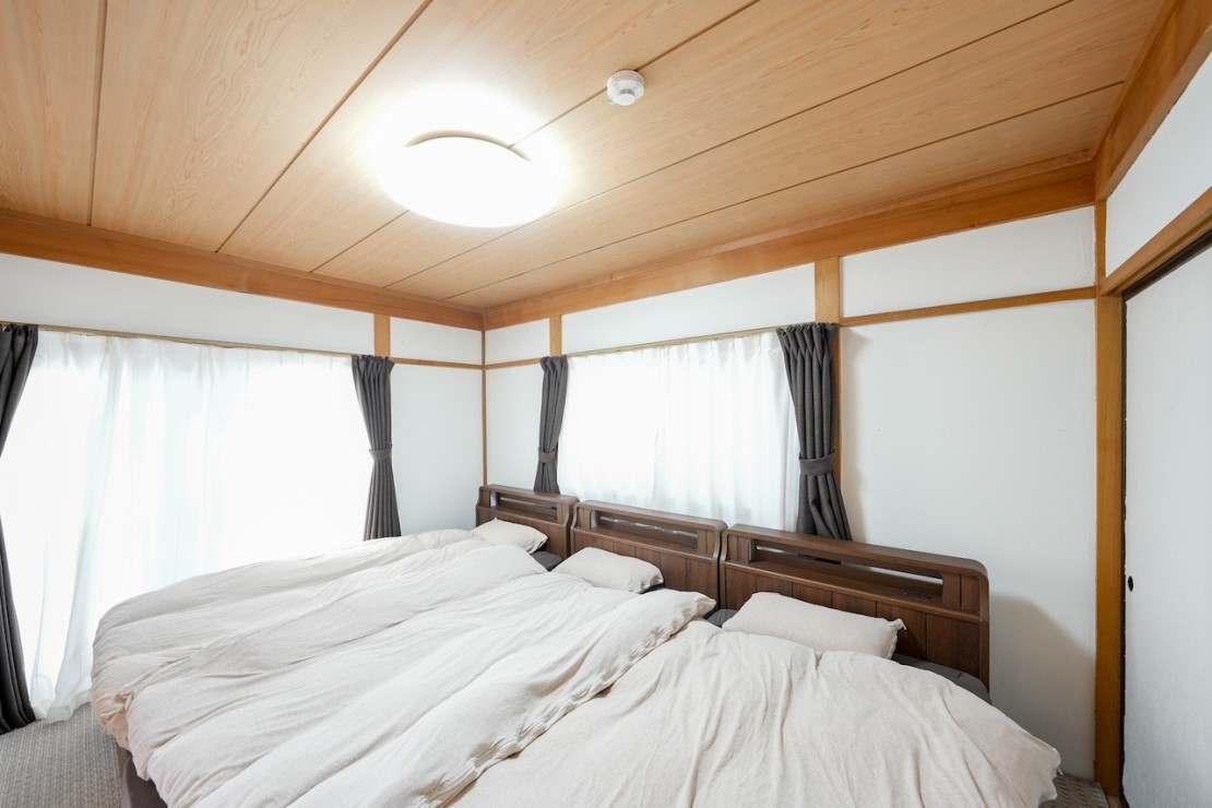 群馬県 万座・嬬恋・北軽井沢のコテージ｜アウトドア貸切別荘北軽井沢Ⅰの写真：1つ目の寝室、シングルベッド3台です