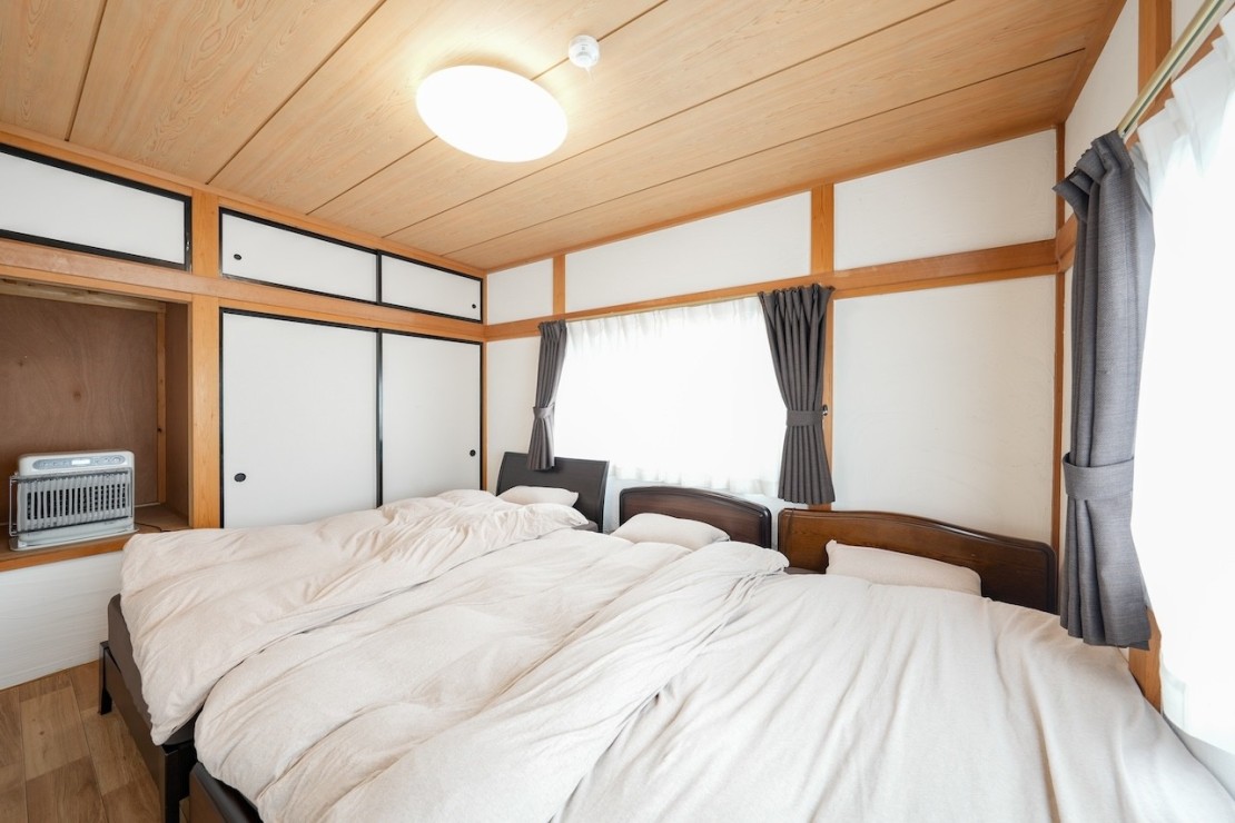 群馬県 万座・嬬恋・北軽井沢のコテージ｜アウトドア貸切別荘北軽井沢Ⅰの写真：2つ目の寝室、シングルベッド3台です