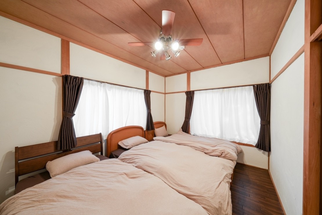 群馬県 万座・嬬恋・北軽井沢のコテージ｜アウトドア貸切別荘北軽井沢Ⅱの写真：1つ目の寝室、シングルが2台あります