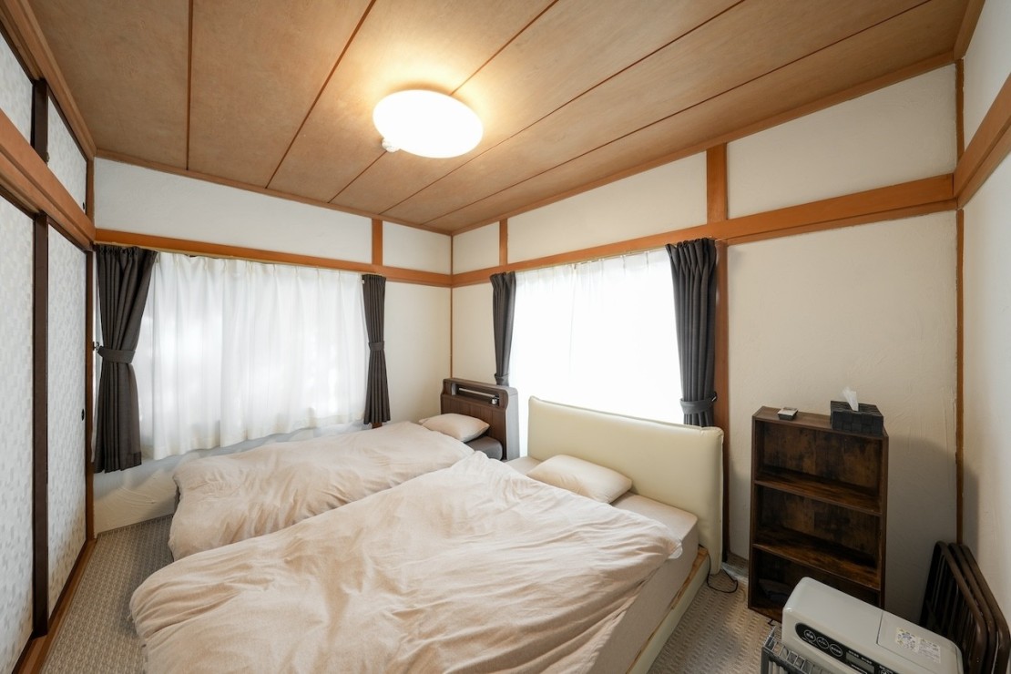 アウトドア貸切別荘北軽井沢Ⅱ｜群馬県・万座・嬬恋・北軽井沢｜2つ目の寝室、シングルが2台あります
