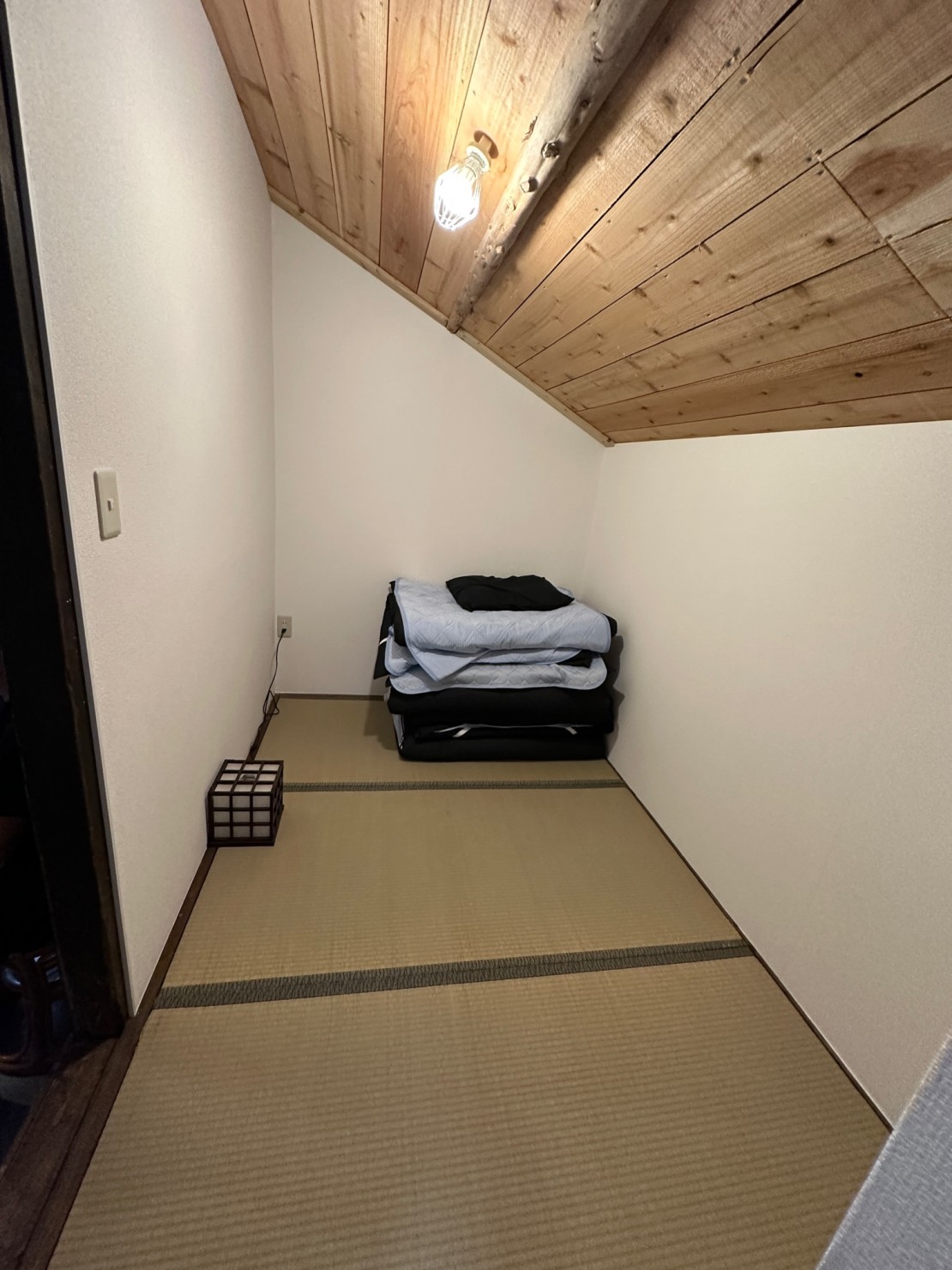 千葉県 九十九里・銚子の貸別荘・コテージ｜ガレージ　七輪の写真：小さな和室
妙に落ち着ける場所です