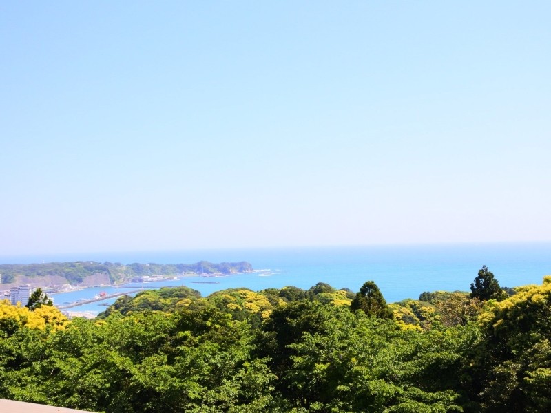 勝浦 丘のログコテージ キャプテンズテーブル｜千葉県・勝浦・鴨川｜【フロント・レストラン棟から望む太平洋】海抜１００ｍに立地しており、初日の出や花火大会も眺められます