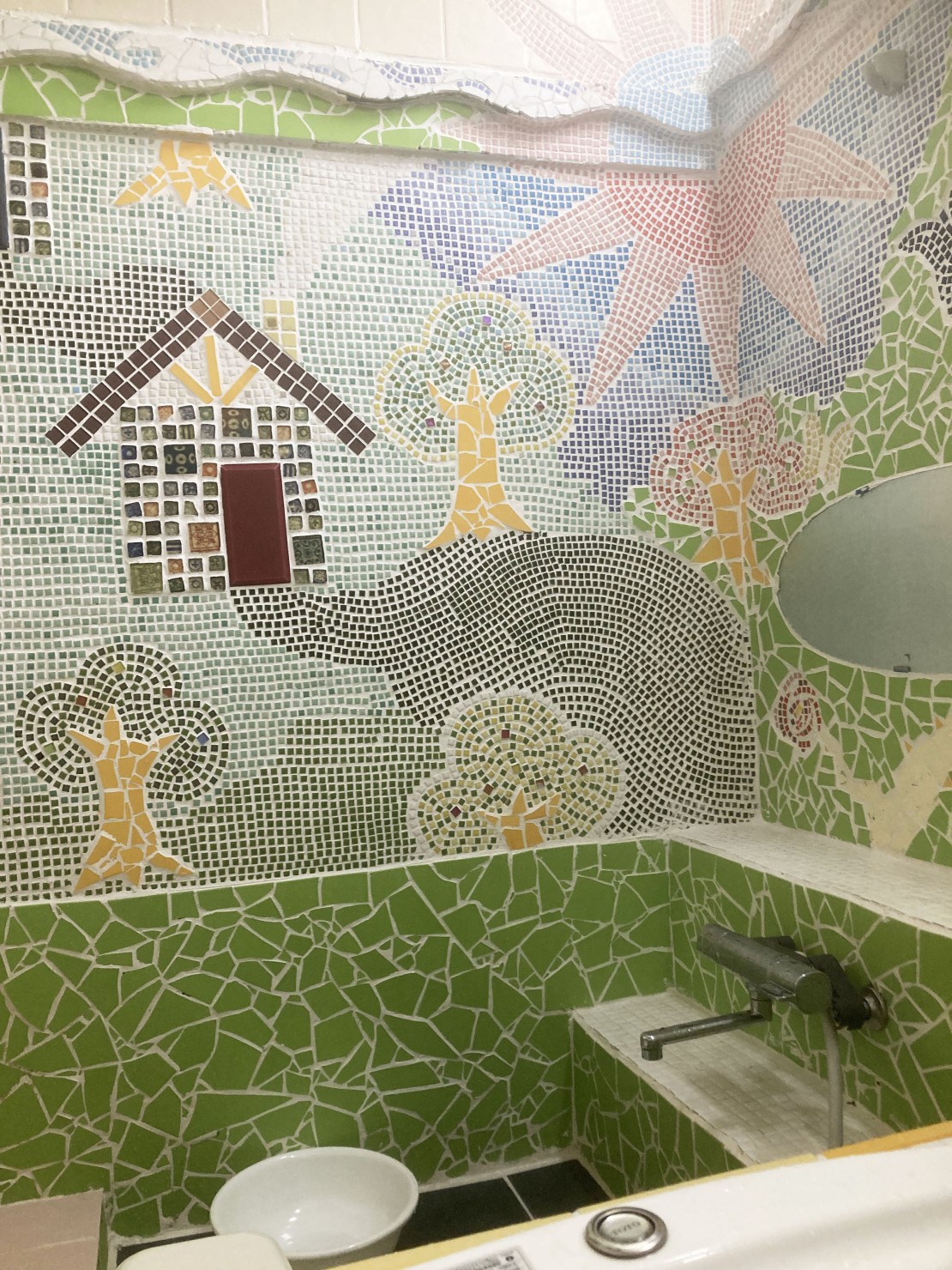 静岡県 伊豆高原のコテージ｜農園ログコテージ ブルーベリー・アナベルの写真：浴室/モザイクタイルでログの家と花と魚などを描きました。