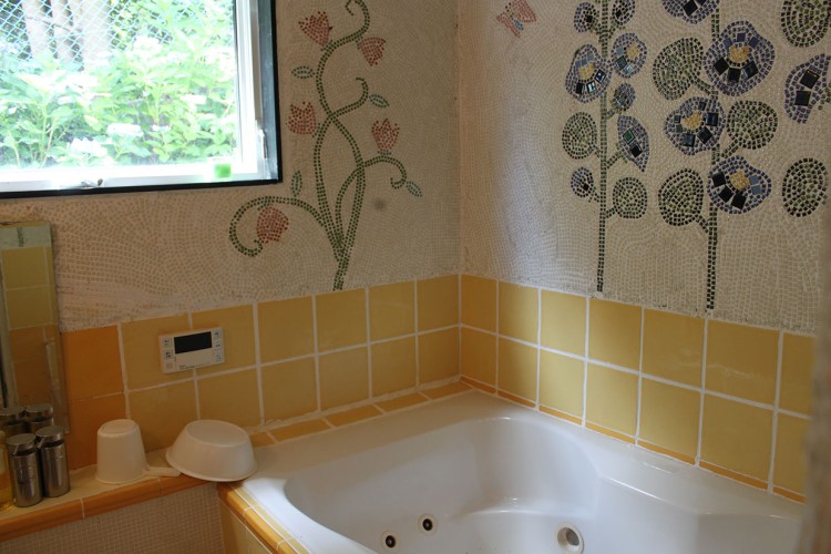 静岡県 伊豆高原のコテージ｜Garden and Cottage 鳥と木の実の写真：モザイクタイルの壁画に大きなお風呂
