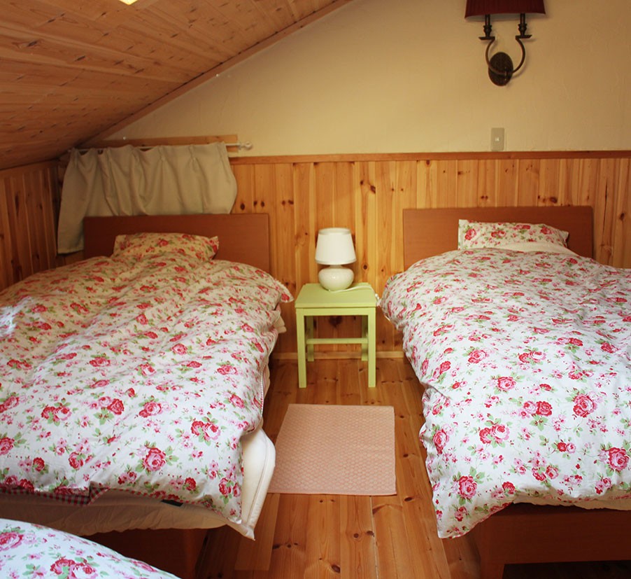 静岡県 伊豆高原のコテージ｜Garden and Cottage 鳥と木の実の写真：🔴ワイルドストロベリー／2階寝室です。ベットはシーリーでフワフワの羽毛布団で寝心地にもこだわりました。
