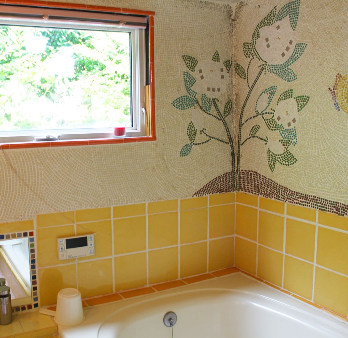 静岡県 伊豆高原のコテージ｜Garden and Cottage 鳥と木の実の写真：🔴ワイルドストロベリー／浴室です。浴槽が大きくゆったりできます。窓も大きく明るいです。