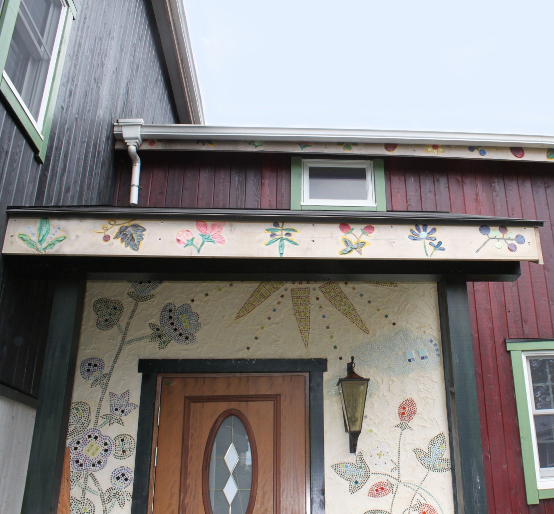 静岡県 伊豆高原のコテージ｜Garden and Cottage 鳥と木の実の写真：🟣ワイルドストロベリー＆ホリホック／正面中央玄関です。モザイクタイルでワイルドストロベリーとホリホックの絵を描きました。