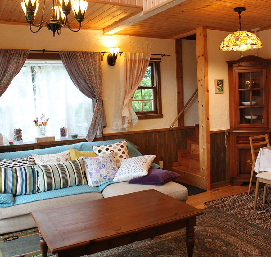 Garden and Cottage 鳥と木の実｜静岡県・伊豆高原｜🔵ホリホック／リビングです。大きなソファーでリラックスできます。