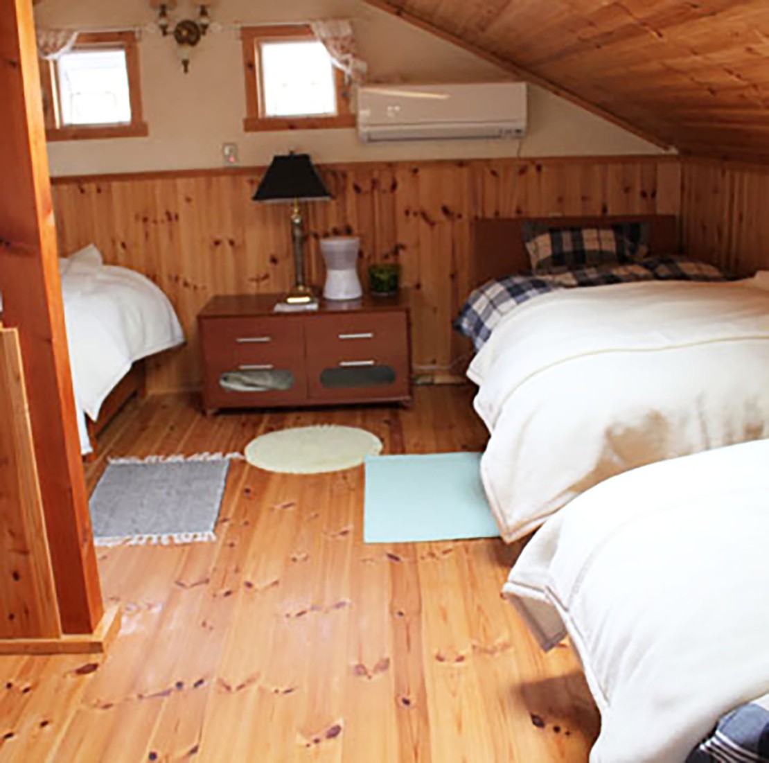 静岡県 伊豆高原のコテージ｜Garden and Cottage 鳥と木の実の写真：🔵ホリホック／2階 寝室です。ベットはシーリーでフワフワの羽毛布団で寝心地にもこだわりました。