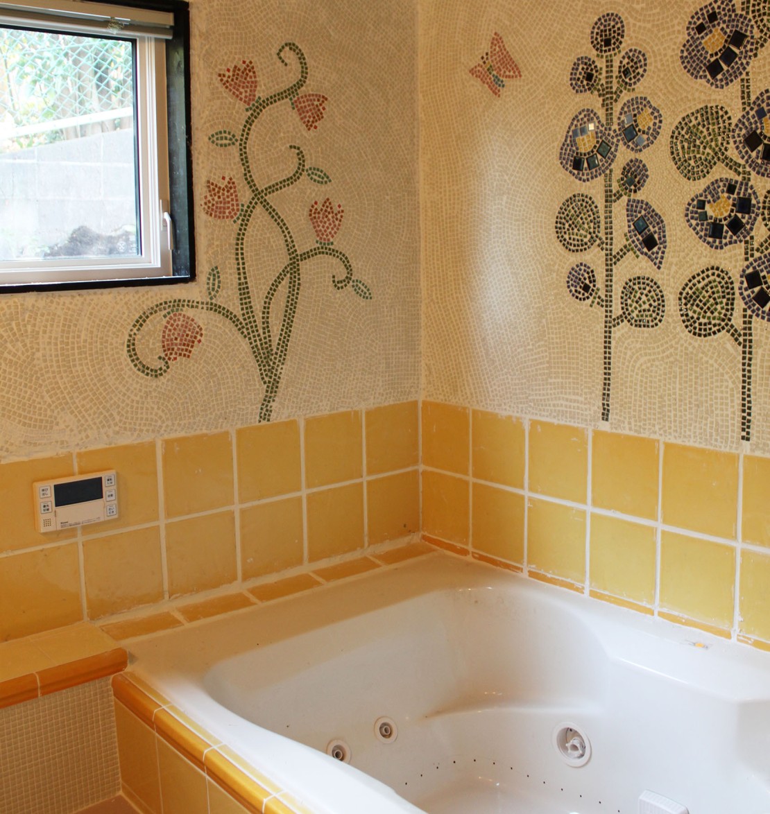 静岡県 伊豆高原のコテージ｜Garden and Cottage 鳥と木の実の写真：🔵ホリホック／浴室です。浴槽が大きくゆったりできます。窓も大きく明るいです。
