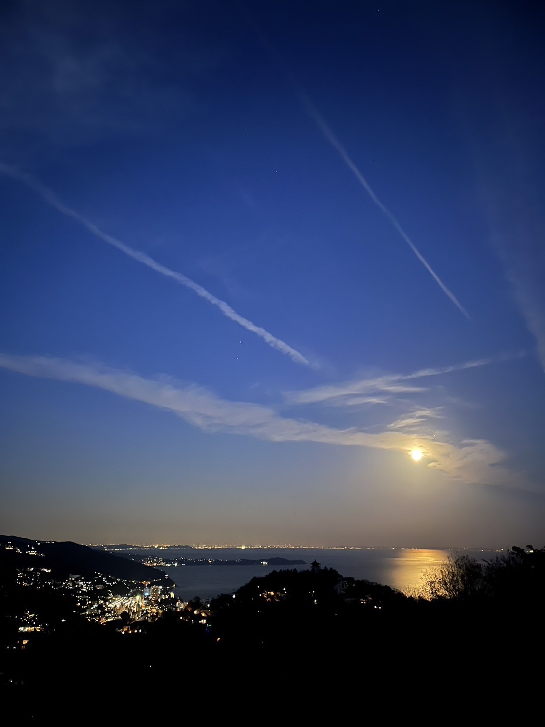 iHouse あたみんち｜静岡県・熱海｜お部屋からの夜景